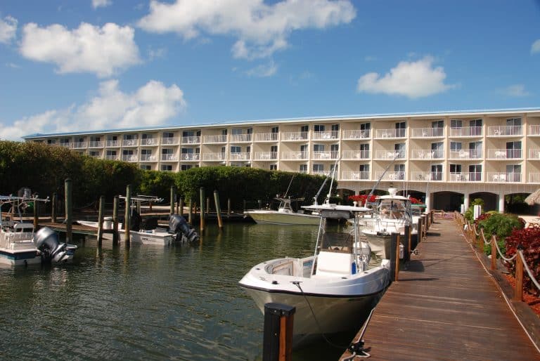 USA Reisen - Ein Boot legte an den Ocean Suites in Key Largo an.