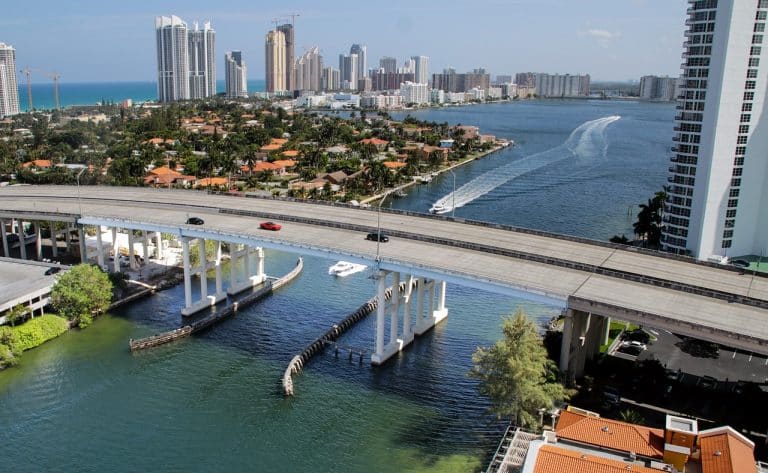 USA Reisen - Eine Brücke über eine Wasserstraße in Miami, Florida, die einen optimalen Standort für die Aufnahme beeindruckender SEO-Keyword-Bilder bietet.
