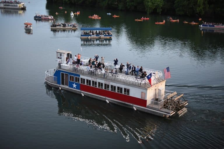 USA Reisen - Ein Boot auf einem Fluss in Texas mit Menschen darauf.