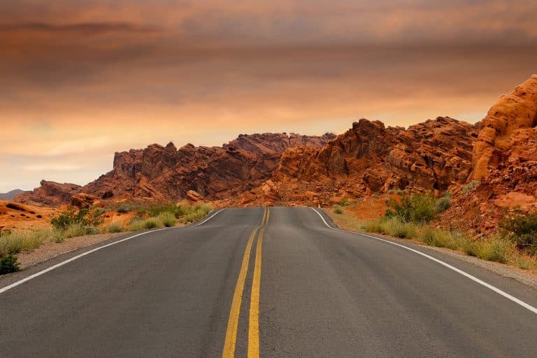 USA Reisen - Eine Querbeet-Straße in der Wüste der USA.