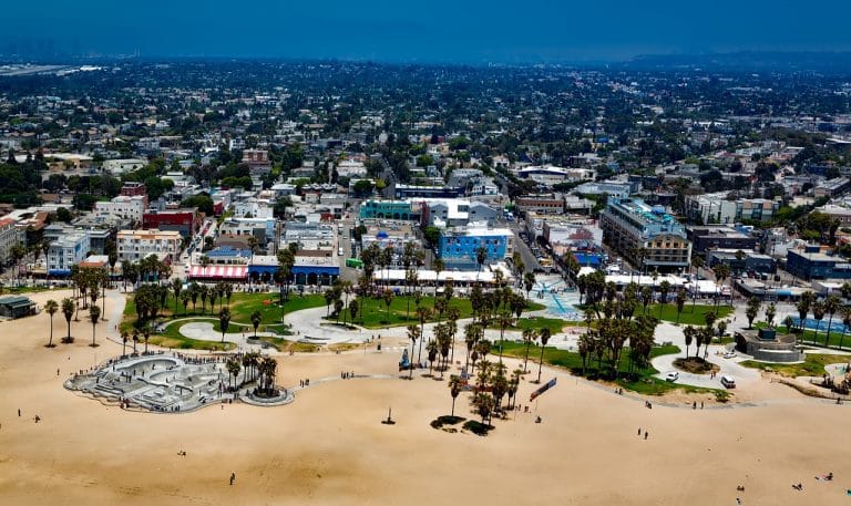 USA Reisen - Eine Luftaufnahme eines Strandes in Kalifornien, genauer gesagt in Los Angeles.
